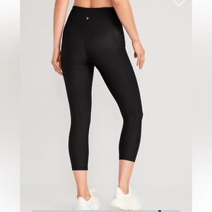 Old Navy LARGE, power soft material, excellent condition, Cropped capri length